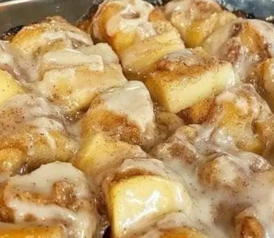 Cinnamon Roll Peach Cobbler: A Sweet, Spiced Dessert