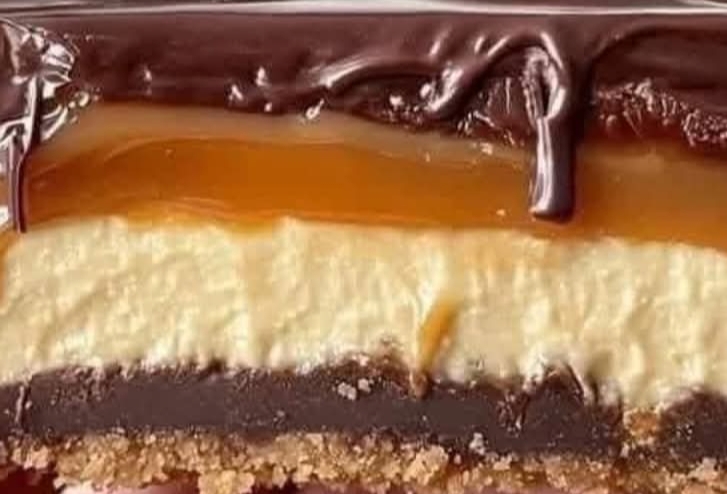 Homemade No-Bake Twix Cheesecake