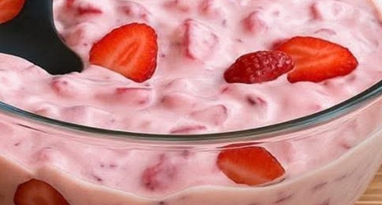 ???? 2-Minute Strawberry Yogurt Dessert